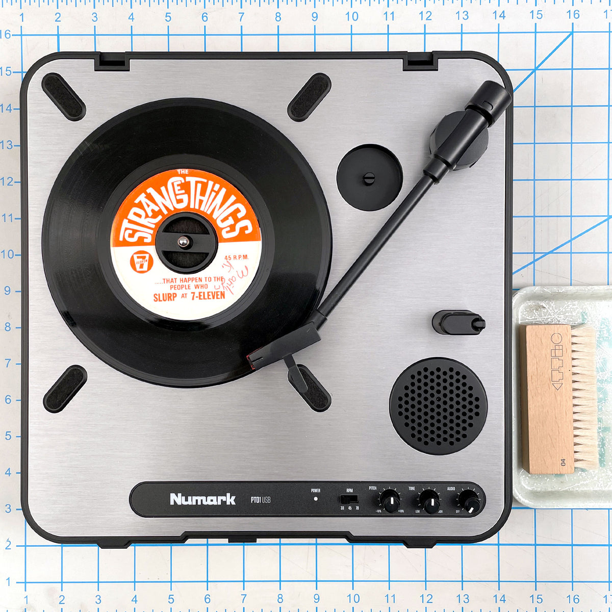  Numark PT01USB - Portable Vinyl Record Player, USB Turntable  With Built In Speaker, Power via Battery or AC Adapter, Three Speed RPM  Selection for Hi-Fi, Outdoors listening, DJ, Recording : Everything